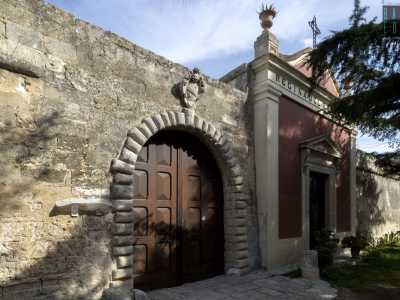 Accanto all'ingresso principale si trova la facciata della cappella costruita alla fine dell�800 partendo dall�originale struttura cinquecentesca 